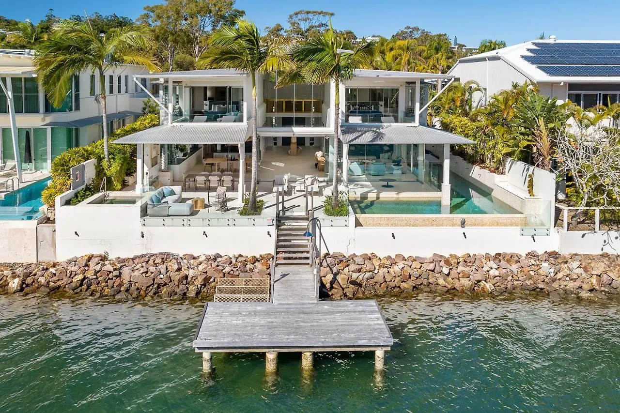 Holiday home Iluka, Luxurious Riverfront Retreat Noosa Heads