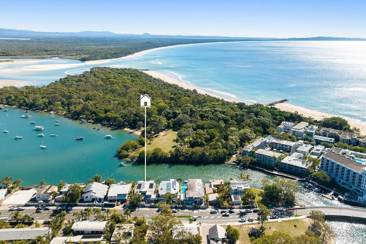 Iluka, Luxurious Riverfront Retreat Noosa Heads Holiday home